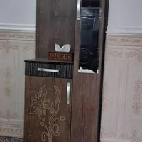 یک عدد ساعت ایستاده و جاکفشی
