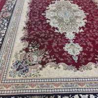 فرش زرشکی و کرم بزرگ ۳ در ۴