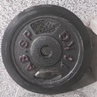 تعدادی وزنه، دمبل، میز پرس سینه، هالتر