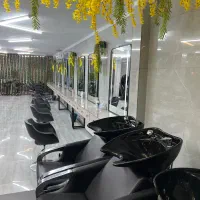 ناخنکار و مژه کار فوق حرفه ایی در سالنی فول مشتری