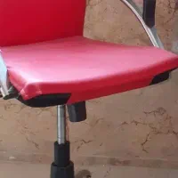صندلی اداری. میز کامپیوتر .تعدادی کتاب
