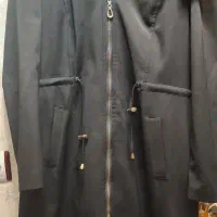 بارانی جلوه‌ای زیپ مشکی در حد نو