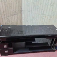 یک عدد میز تلویزیون شیشه ای