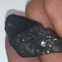 سنگ مشکی با ذرات درخشان.