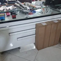 پیشخوان ویترینی و قفسه ویترینی شیشه دار