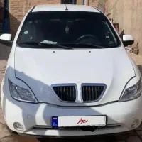 تی با یک مدل ۱۴۰۰