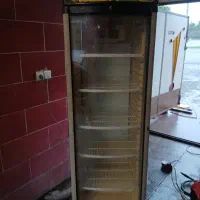 یخچال ایستاده مغازه. فومن