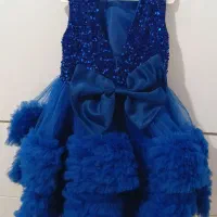 یک عدد پیراهن مجلسی دخترانه