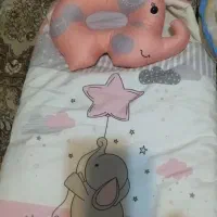 سه تیکه نوزاد(تشک آغوشی با بالشت وپشه بند کیف دار)