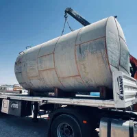 مخزن.  منبع آب. تانکر آهنی وپلاستیکی