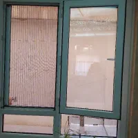 پنجره دو جداره با توری وچهار چوب آهنی