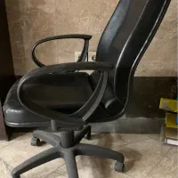 یک عدد صندلی مدیریت با کمد کشودار ۱۹۰۰تومن