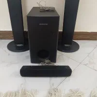 دستگاه ساب و دو عدد بلندگو بلند و یک عدد کوچک