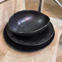 تستر نان صنعتی تعدادی ظرف سرو و‌تعدای ظرف پیتزا