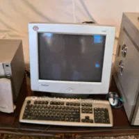 کامپیوتر خانگی بهمراه میز