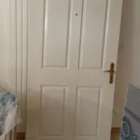 درب چوبی منزل بسیار تمیز و در حد با قفلی سالم