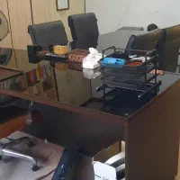 میزمدیریت و کارکنان با صندلی هاشون