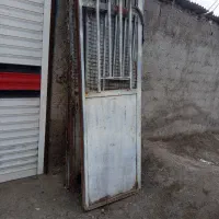 یک عدد درب چهار لت برای مغازه بوده
