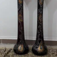 گلدان شیشه ای مشکی رنگ به همراه چن شاخه گل