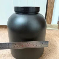 تعدادی ظرف درب دار پیچی بزرگ بهداشتی پلاستیکی|ظروف نگهدارنده، پلاستیکی، یک‌بارمصرف|نیشابور, شهرک جانبازان|دیوار