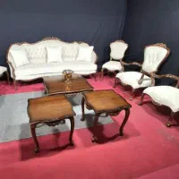 دو نفر فروشنده خانوم مسلط به مبلمان