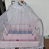 تخت کنار مادر.