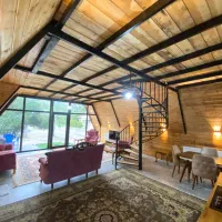 کلبه لیانا|اجارهٔ کوتاه‌مدت ویلا و باغ|شاندرمن, |دیوار