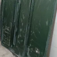 در حیاط آهنی محکم سه لنگه