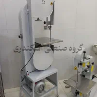 مرغ خردکن اره قصابی خورد کن استخوان بر ایستاده