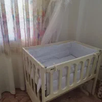 تخت کنار مادر و گهواره