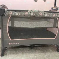 تخت پارک کنار مادر
