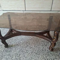 میز شیشه‌ای جلو مبلی بزرگ