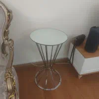 تعدادی وسیله میز ،شلف دیواری،نظم دهنده،سطل طی