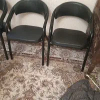 یکعدد میز رایانه درحدنو وچهار عدد صنلی