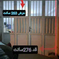 در آهنی قدیمی سنگین