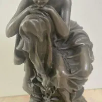 مجسمه زن برنز