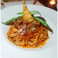 پاستا زن،وسط کار در آشپزخانه