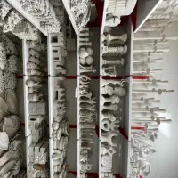 مجسمه و گلدان