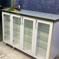 پیشخوان و ویترین