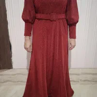 یک لباس مجلسی قرمز رنگ و شاین دار
