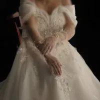 لباس عروس شاین دار به همراه تاج و دستکش