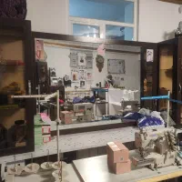 تعدادی قفسه ویترین و آینه|فروشگاه و مغازه|صحنه, |دیوار