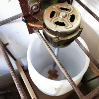 کره‌گیردست‌ساز ومقداری‌وسایل‌لبنیاتی