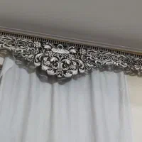 کتیبه ی بالای پرده