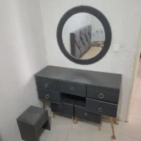 تخت خواب و میز و اینه