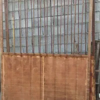 درب کارگاهی ونرده روی دیوار