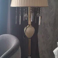 آباژور لوستری کنار سالنی