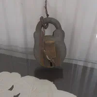 قفل انگلیسی قدیمی وچراغ خوراک پزی