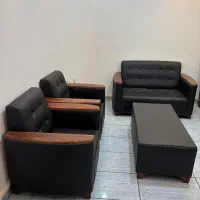 مبل چرمی ۴ نفره + میز جلو مبلی ، شیک و سالم