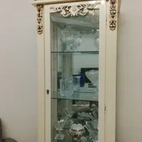ویترین با وسایل داخل